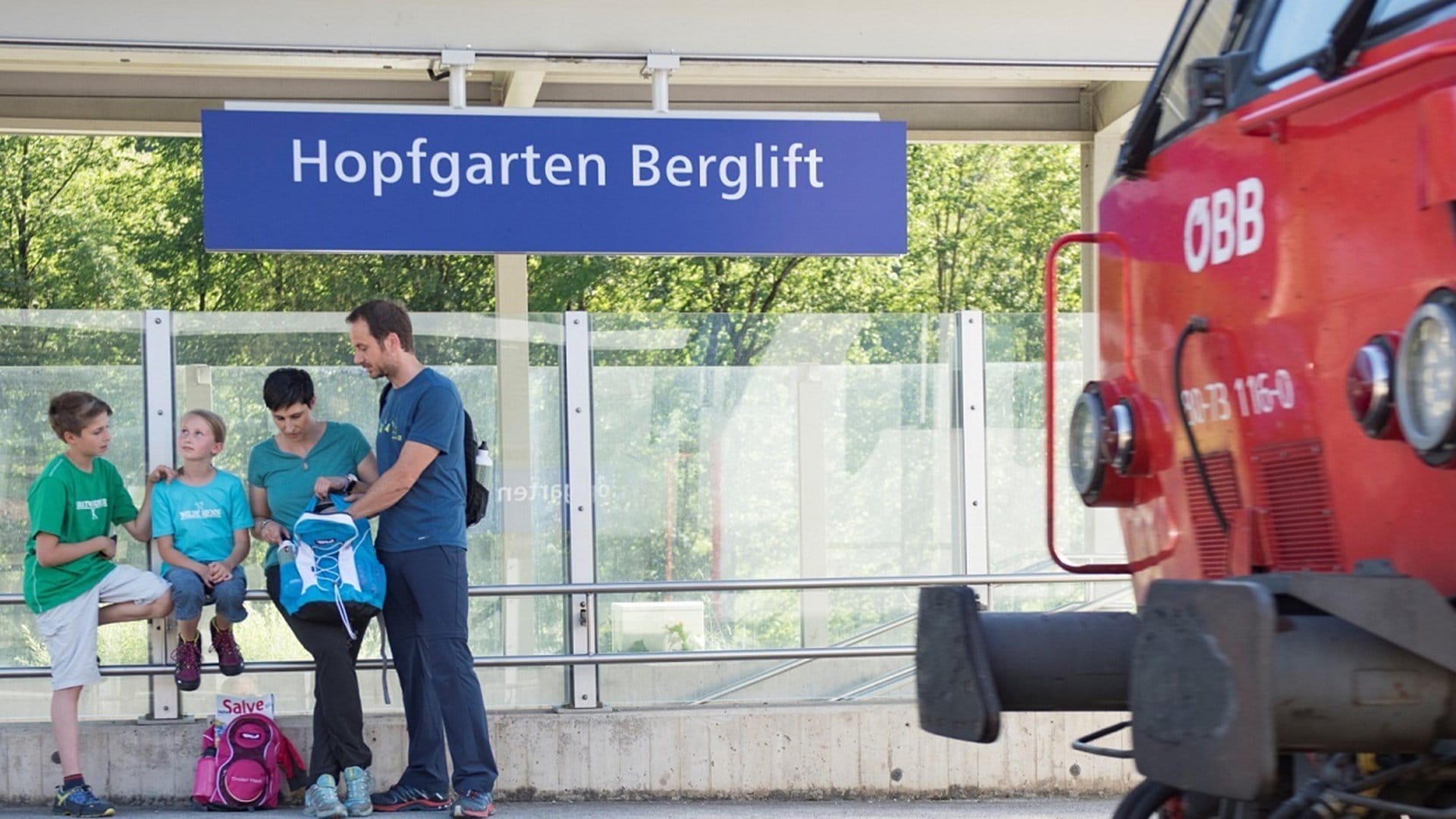 Familie am Bahnhof Hopfgarten Berglift