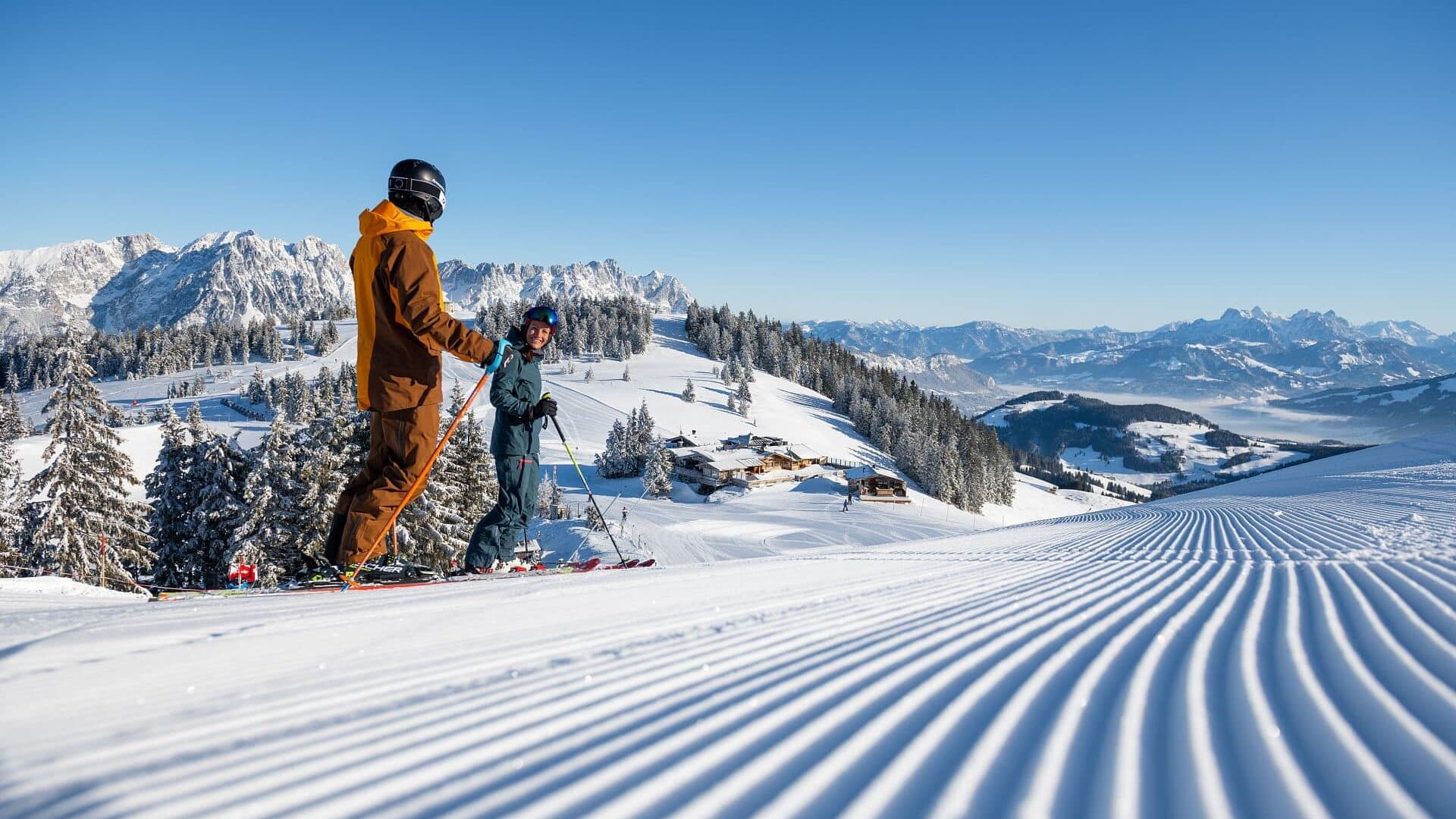 Skifahrer in winterlicher Berglandschaft